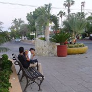 The young men eat their mangos with a gusto that I know only from the Soukups. Mladíci jedli mango s gustem které normálně vídávám jen u Soukupů. : Baja2011